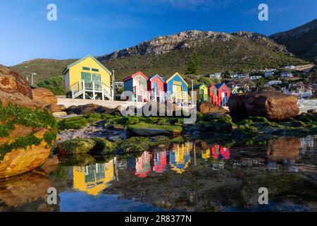 Farbenfrohe Reflexionen der Strandhütte auf St. James Beach in der Nähe von Kapstadt, Südafrika Stockfoto