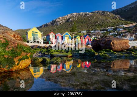 Farbenfrohe Reflexionen der Strandhütte auf St. James Beach in der Nähe von Kapstadt, Südafrika Stockfoto