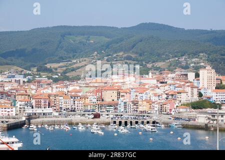 Bermeo Harbour and Settlement View, Spanien. Spanische Landschaft Stockfoto