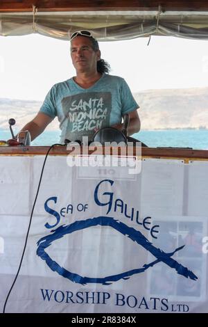 Daniel Carmel betreibt „das Gottesboot“ auf dem See Galiläas in Israel. Stockfoto