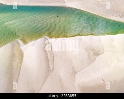 Luftaufnahme eines kleinen Bootes auf einem großen Gezeitenbecken zwischen Sandbars am Golden Beach an der Sunshine Coast von Queensland, Australien Stockfoto