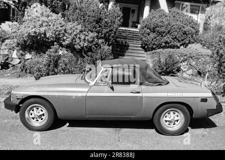 Seattle, USA - 06. April 2021: MGB-Roadster-Cabriolet-Auto auf dem Vorhof in einer Wohngegend geparkt Stockfoto