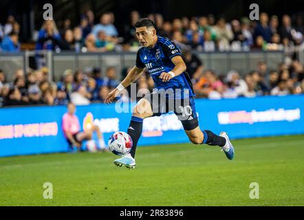 Juni 17 2023 San Jose, CA USA San Jose Forward Cristian Espinoza (10) steuert den Ball während des MLS-Spiels zwischen Portland Timbers und den Erdbeben von San Jose in der Luft. Das Spiel endet mit einem Gleichstand von 0-0 im PayPal Park San Jose Calif Thurman James/CSM Stockfoto