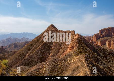 Draufsicht auf den Geologischen Park der Rainbow Mountains. Stripy Zhangye Danxia Landform Geological Park in der Provinz Gansu, China. Drohnenbild eines Valls Stockfoto