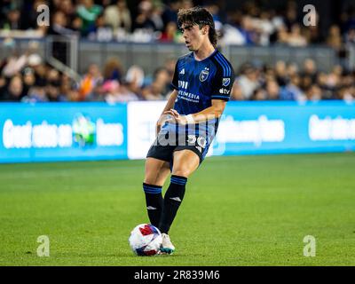 Juni 17 2023 San Jose, CA USA San Jose Mittelfeldspieler Niko Tsakiris (30) erhielt den Ball während des MLS-Spiels zwischen Portland Timbers und den Erdbeben von San Jose. Das Spiel endet mit einem Gleichstand von 0-0 im PayPal Park San Jose Calif Thurman James/CSM Stockfoto