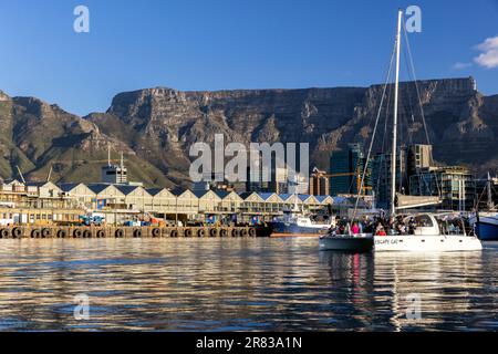 Entfliehen Sie der Katze Suset Bootstour im V&A Waterfront mit Tafelberg im Hintergrund - Kapstadt, Südafrika Stockfoto