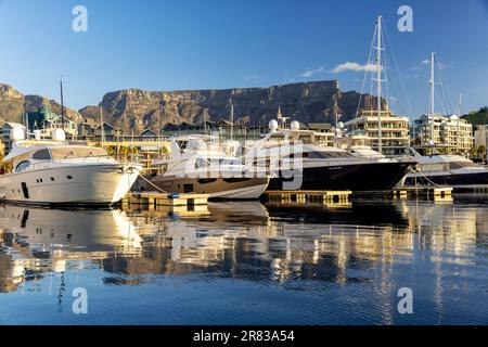 Boote im Hafen an der V&A Waterfront - Kapstadt, Südafrika Stockfoto