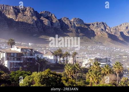 Blick auf Camps Bay mit zwölf Aposteln im Hintergrund - Kapstadt, Südafrika Stockfoto