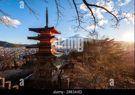 Shimoyoshida, Japan - 27. Dezember 2019. Außenaufnahmen der berühmten Chureito-Pagode und des fuji bei Sonnenuntergang. Stockfoto