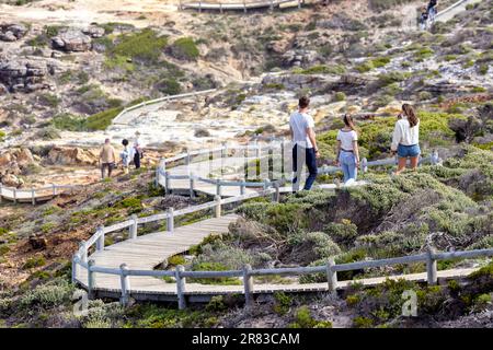 Menschen, die auf der Promenade in der Nähe von Dias Beach in Cape Point im Naturschutzgebiet Cape of Good Hope in der Nähe von Kapstadt, Südafrika, spazieren gehen Stockfoto