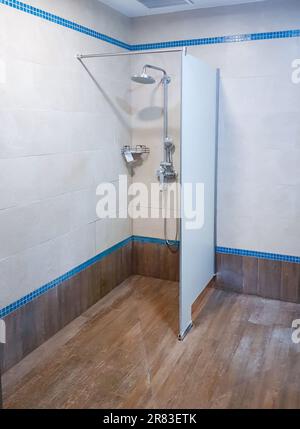 Dusche mit Gießkanne und Trennwand im Pool, moderne Einrichtung Stockfoto