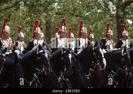 London, Großbritannien. 17. Juni 2023. Mitglieder des Blues- und Royals-Regiments der Haushaltskavallerie im Trooping of the Colour. Das Trooping the Colour markiert traditionell den offiziellen Geburtstag des Sovereign und die Parade von König Karl III. Mit 1.400 Soldaten, 200 Pferden und 400 Musikern. Die Veranstaltung endet mit einem RAF-Flypast, während die königliche Familie vom Balkon des Buckingham Palace aus zusieht. Kredit: Paul Marriott/Alamy Live News Stockfoto