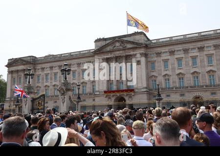 London, Großbritannien. 17. Juni 2023. Die Leute warten darauf, dass die königliche Familie auf dem Balkon des Buckingham Palace im Trooping of the Colour erscheint. Das Trooping the Colour markiert traditionell den offiziellen Geburtstag des Sovereign und die Parade von König Karl III. Mit 1.400 Soldaten, 200 Pferden und 400 Musikern. Die Veranstaltung endet mit einem RAF-Flypast, während die königliche Familie vom Balkon des Buckingham Palace aus zusieht. Kredit: Paul Marriott/Alamy Live News Stockfoto