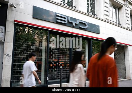 Paris, Frankreich. 18. Juni 2023. Die Abbildung zeigt die Vorderseite eines BYD Auto-Unternehmens am 18. Juni 2023 in Paris, Frankreich. Foto von Victor Joly/ABACAPRESS.COM Kredit: Abaca Press/Alamy Live News Stockfoto