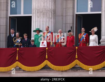 Die königliche Familie (von links), Vizeadmiral Timothy Laurence, Prinzessin Anne die Prinzessin Royal, Prinz George, Prinz Louie, Catherine die Prinzessin von Wales, Prinzessin Charlotte, Prinz William der Prinz von Wales, König Karl III., Königin Camilla, Prinz Edward der Herzog von Edinburgh, Und Sophie, die Herzogin von Edinburgh, im Trooping der Farbe. Trooping the Colour ist traditionell der offizielle Geburtstag des Sovereign und 1.400 Soldaten, 200 Pferde und 400 Musiker Parade für König Karl III., wobei die Veranstaltung mit einer RAF-Flosse endet, während die königliche Familie vom Balkon in Buc aus zusieht Stockfoto