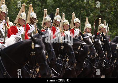 London, Großbritannien. 17. Juni 2023. Mitglieder des Rettungsdienst-Regiments der Haushaltskavallerie bei Trooping of the Colour. Das Trooping the Colour markiert traditionell den offiziellen Geburtstag des Sovereign und die Parade von König Karl III. Mit 1.400 Soldaten, 200 Pferden und 400 Musikern. Die Veranstaltung endet mit einem RAF-Flypast, während die königliche Familie vom Balkon des Buckingham Palace aus zusieht. Kredit: Paul Marriott/Alamy Live News Stockfoto