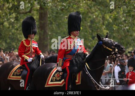 London, Großbritannien. 17. Juni 2023. König Karl III., auf dem Pferderücken, im Trooping der Farbe. Das Trooping the Colour markiert traditionell den offiziellen Geburtstag des Sovereign und die Parade von König Karl III. Mit 1.400 Soldaten, 200 Pferden und 400 Musikern. Die Veranstaltung endet mit einem RAF-Flypast, während die königliche Familie vom Balkon des Buckingham Palace aus zusieht. Kredit: Paul Marriott/Alamy Live News Stockfoto