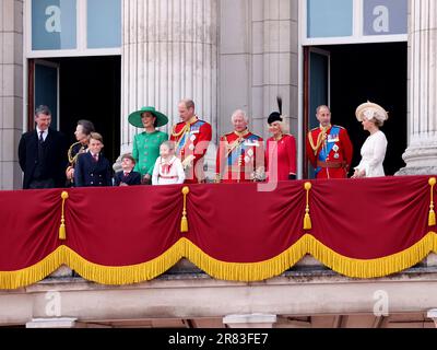 Die königliche Familie (von links), Vizeadmiral Timothy Laurence, Prinzessin Anne die Prinzessin Royal, Prinz George, Prinz Louie, Catherine die Prinzessin von Wales, Prinzessin Charlotte, Prinz William der Prinz von Wales, König Karl III., Königin Camilla, Prinz Edward der Herzog von Edinburgh, Und Sophie, die Herzogin von Edinburgh, im Trooping der Farbe. Trooping the Colour ist traditionell der offizielle Geburtstag des Sovereign und 1.400 Soldaten, 200 Pferde und 400 Musiker Parade für König Karl III., wobei die Veranstaltung mit einer RAF-Flosse endet, während die königliche Familie vom Balkon in Buc aus zusieht Stockfoto