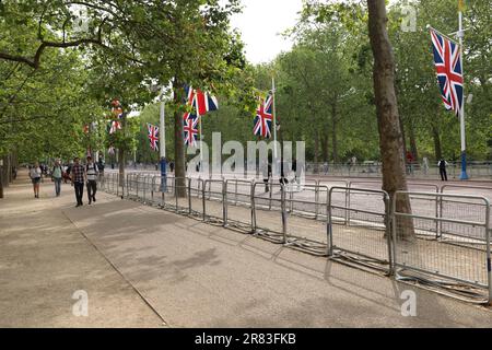 London, Großbritannien. 17. Juni 2023. Die Mall ist heute Morgen um 08,20 Uhr sehr ruhig, bevor sie die Farbe in Trooping brachte. Das Trooping the Colour markiert traditionell den offiziellen Geburtstag des Sovereign und die Parade von König Karl III. Mit 1.400 Soldaten, 200 Pferden und 400 Musikern. Die Veranstaltung endet mit einem RAF-Flypast, während die königliche Familie vom Balkon des Buckingham Palace aus zusieht. Kredit: Paul Marriott/Alamy Live News Stockfoto