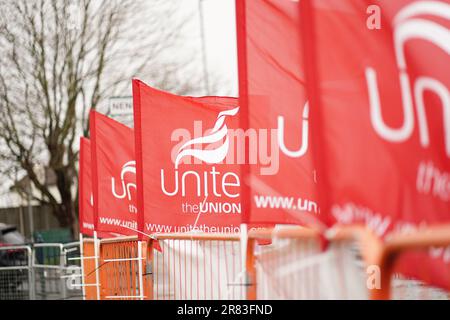 Aktenfoto vom 31. Oktober 03/23 von Unite Union Flags, die auf einer Streikpostenlinie am Flughafen Heathrow, London, geflogen sind. Das Ausmaß der industriellen Unruhen, die Arbeitnehmer im ganzen Land erleben, zeigt sich in neuen Zahlen, die zeigen, dass die Gewerkschaft in 20 Monaten in mehr als 800 verschiedene Streitigkeiten verwickelt war. Ausgabedatum: Montag, 19. Juni 2023. Stockfoto