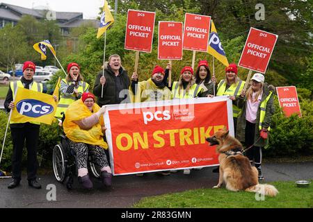 Aktenfoto vom 10. Oktober 05/23 von Mitgliedern der Public and Commercial Services Union (PCS) an der Streikpostenlinie außerhalb von HMRC in East Kilbride. Im vergangenen Jahr hat das Vereinigte Königreich Streiks in einem Ausmaß erlebt, wie es in diesem Land seit mehr als drei Jahrzehnten nicht mehr zu beobachten war. Ausgabedatum: Montag, 19. Juni 2023. Stockfoto