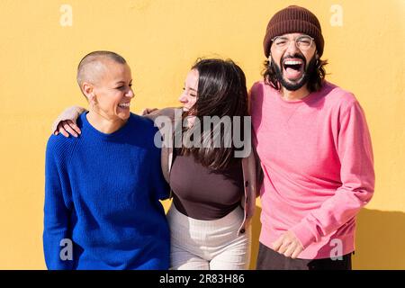 Junge Freunde, die lachen und Spaß miteinander haben Stockfoto