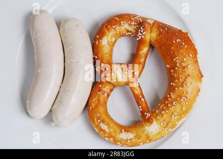 Traditionelles Frühstück mit bayerischer Kalbswurst und Brezel Stockfoto