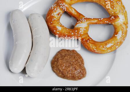 Bayerische Kalbswurst mit Brezel und Senf Stockfoto