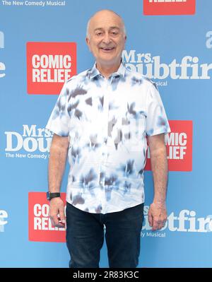 18. Juni 2023 – London, England, Großbritannien – Tony Robinson nimmt an der Vorstellung von Frau Doubtfire Gala im Shaftesbury Theatre Teil Stockfoto