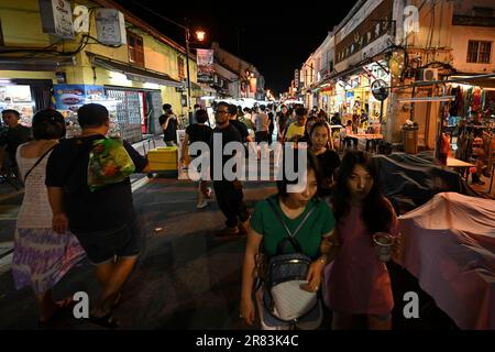 Malakka, Malaysia. 18. Juni 2023. Touristen besuchen den Nachtmarkt in der Jonker Street in Malakka, Malaysia, 18. Juni 2023. Malacca liegt am nördlichen Ufer der Straße von Malakka und ist eine historische Stadt und Hauptstadt des Bundesstaates Malakka. Kredit: Cheng Yiheng/Xinhua/Alamy Live News Stockfoto