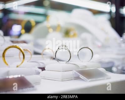 Schmuck Diamant Ringe und Halsketten in luxury Retail Store Fenster Anzeige Showcase Stockfoto