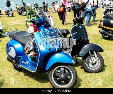 Ein Paar moderne Vespa-Roller auf einer Motorroller-Rallye auf dem Grün in der Küstenstadt Hunstanton an der North Norfolk Coast Stockfoto