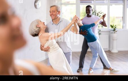 Gruppe multiethnischer Erwachsener, die Gesellschaftstanz tanzt Stockfoto