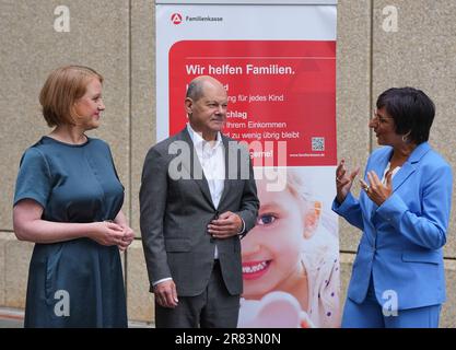 Potsdam, Deutschland. 19. Juni 2023. Bundeskanzlerin Olaf Scholz (SPD, M) und Lisa Paus (Bündnis 90/die Grünen, l), Bundesministerin für Familie, Senioren, Frauen und Jugend, sprechen mit Vanessa Ahuja (r), Exekutivdirektorin der Bundesagentur für Arbeit, vor ihrem Besuch beim Familienfonds Berlin-Brandenburg. Kredit: Soeren Stache/dpa/Alamy Live News Stockfoto