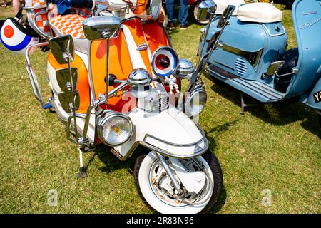 Das vordere Ende eines klassischen Lambretta-Rollers wird bei einer Motorroller-Rallye auf dem Grün in der Küstenstadt Hunstanton an der Nordnorfolkküste ausgestellt Stockfoto