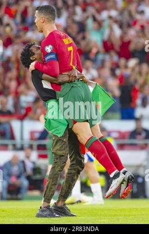 Lissabon, Portugal. 17. Juni 2023. Ein portugiesischer Fan betritt das Spielfeld und hebt Cristiano Ronaldo während der UEFA Euro 2024, European Qualifiers, Group J, Fußballspiel zwischen Portugal und Bosnien und Herzegowina am 17. Juni 2023 auf der Estádio do SL Benfica in Lissabon, Portugal - Foto Jose Salgueiro/DPPI Credit: DPPI Media/Alamy Live News Stockfoto