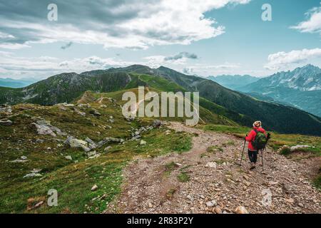 Rucksacktourist auf Wanderwegen in den Dolomiten, Italien Stockfoto