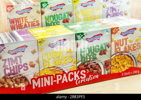 Knusperone Mini-Packs Sorten Maisflocken, Nougat Bits, Zimt Chips, Nussflocken, Weißwetter, Fairtrade Hintergrund holz Stockfoto