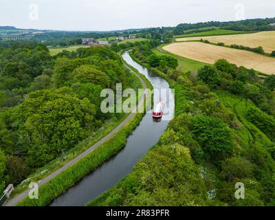 Ein Blick aus der Vogelperspektive auf ein schmales Boot auf dem Union Canal in der Nähe von Linlithgow, Schottland. Stockfoto