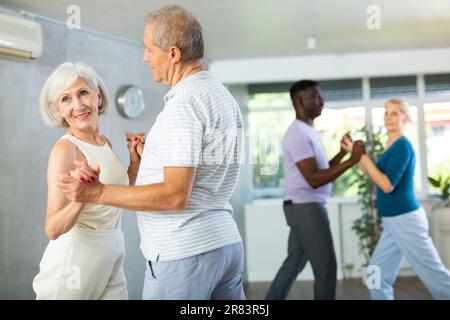 Gruppe multiethnischer Erwachsener, die Gesellschaftstanz tanzt Stockfoto