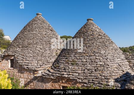 Malerischer Blick auf weiße Trulli-Hütten mit konischen Dächern in Alberobello in Apulien in Italien Stockfoto