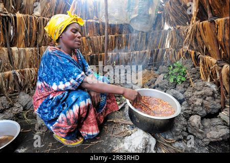 Frau kocht im Zelt, Flüchtlingslager Mugunga 1., Goma, Nord-Kivu, Demokratische Republik Kongo Stockfoto