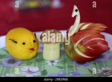 Tierförmige Dekorationen aus Obst und Gemüse Stockfoto
