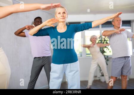 Ältere Frau tanzt Hip-Hop während des Gruppentanzkurses Stockfoto