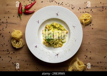 Pasta mit Garnelen und Pesto Sauce im italienischen Restaurant Stockfoto