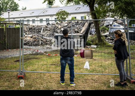 ARNHEIM - der Häuserblock im Bezirk Presikhaaf in Arnheim, wo am Sonntag ein großes Feuer wütete. Das Feuer war schwer zu löschen, da sich auf den Dächern der acht Häuser Solarpaneele befanden, so dass das Löschwasser das Feuer nicht erreichen konnte. Etwa 100 Häuser in der Gegend wurden vorsichtshalber evakuiert. ANP PERSBUREAU HEITINK niederlande out - belgien out Stockfoto