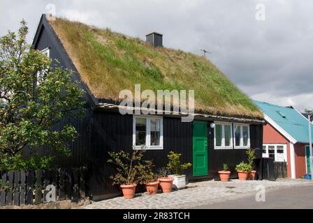 Grass Sod House, Torshavn, Green Roof, Altstadt auf der Tinganes Halbinsel, Thorshaven, Streymoy Island, Färöer Inseln, Dänemark Stockfoto