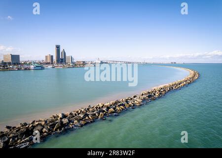 Ein Luftblick auf das geschäftige Stadtbild am Ufer von Corpus Stockfoto