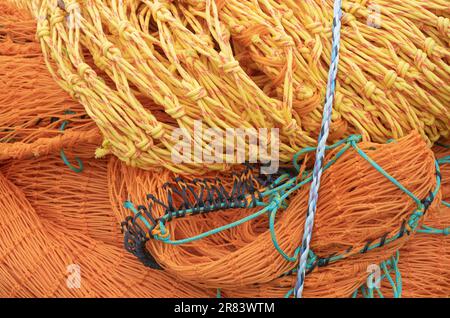 Fischernetze im Hafen von Pittenweem, Fife, Schottland aus nächster Nähe. Stockfoto