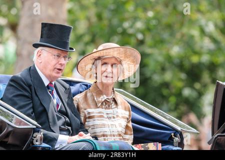 Trooping the Colour, The Kings’s Birthday Parade, London, Vereinigtes Königreich. 17. Juni 2023 Prinz Richard, Herzog von Gloucester, und Birgitte, Herzogin von Gloucester, fahren in einer Pferdekutsche entlang der Mall, während König Karl III. Zum ersten Mal die Farbe bekämpft, seit er Monarch wurde. Foto: Amanda Rose/Alamy Live News Stockfoto